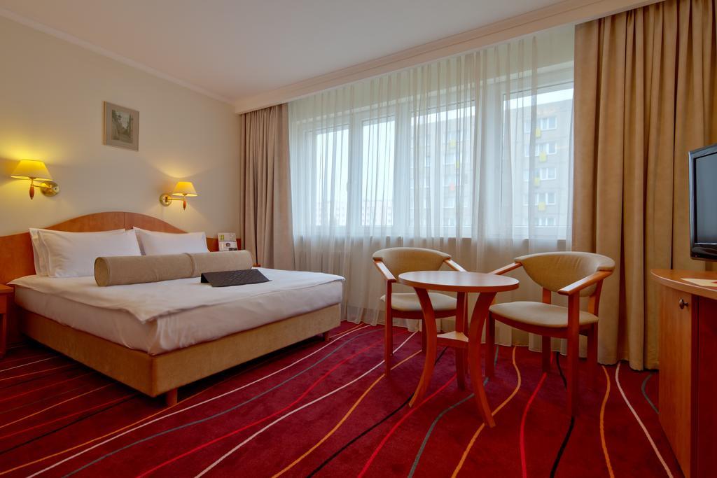 Zimmer mit Kingsize-Bett